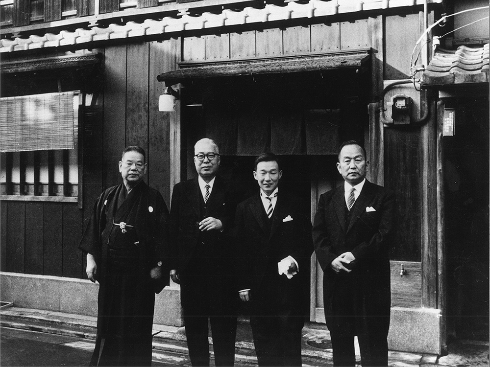 左端が初代森川栄、右から二番目が二代森川武