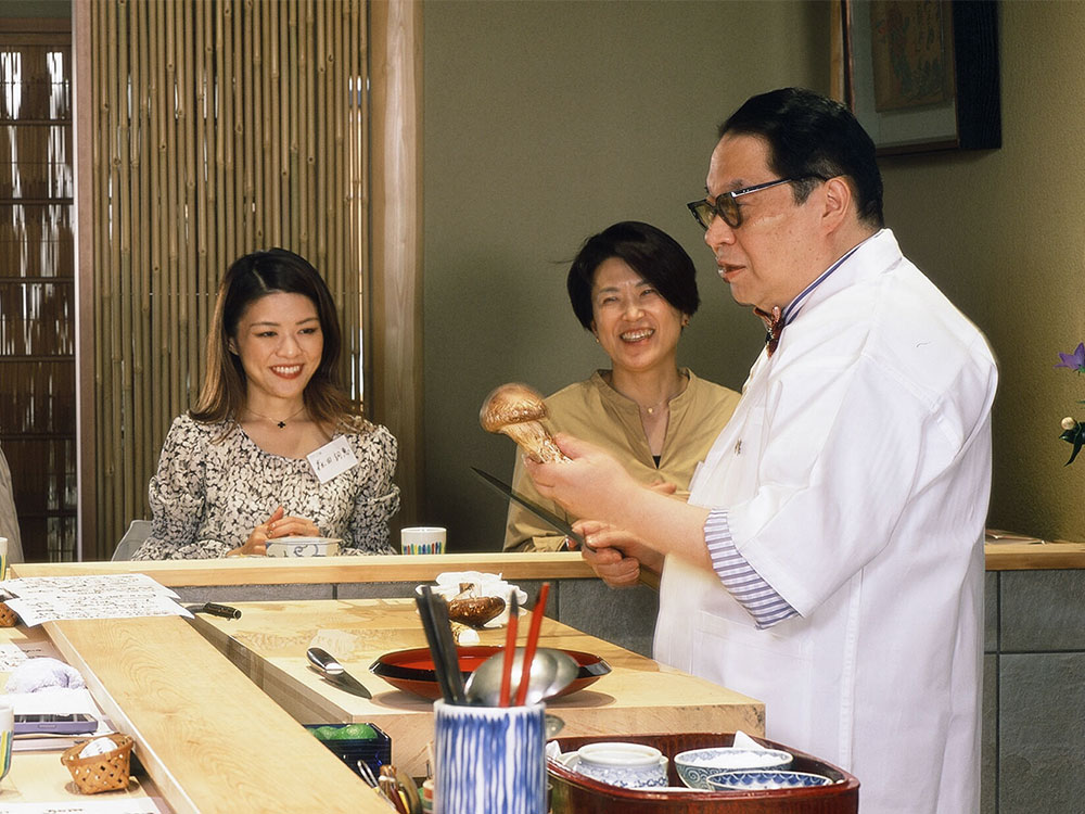 浜作料理教室 お料理教室は浜作第二の名物でございます。浜作主人のライフワークでございます。浜作創業以来、90余年に渡って受け継いできました定番のお献立をできる限り詳しくご伝授いたします。